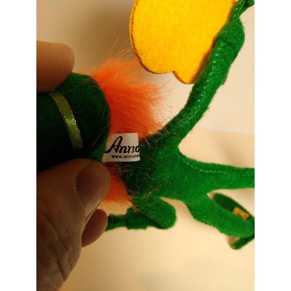 ANNALEE St Patrick's Day Irish Leprechaun Holds Glitter Shamrock Vintage Kitsch - Picture 4 of 5